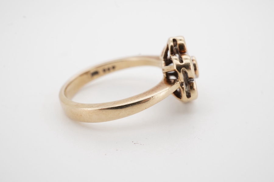 A modern 9ct gold and seven stone diamond cluster set flower head ring, size N, gross weight 3.5 grams. Condition - poor to fair